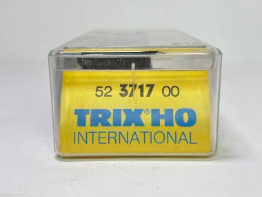 K.Bay.St.B Epoch 1 'in Almanya' da üretilen kahverengi üniformalı dönem ve alt çerçeveli posta bölümü detaylarını içeren Trix HO Tipi C3Pr 3. sınıf ve posta kompartımanı koçunun kopyası..