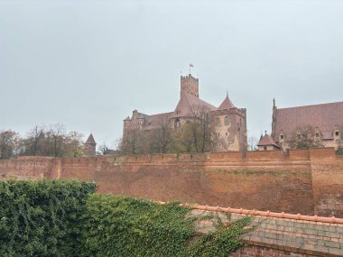 Kuzey Polonya 'daki Nogat Nehri' nde üç kale, hendek ve Gotik mimarinin yer aldığı geniş tahkim edilmiş Malbork Kalesi.
