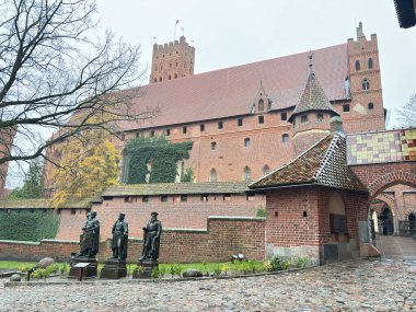 Kuzey Polonya 'daki Nogat Nehri' nde üç kale, hendek ve Gotik mimarinin yer aldığı geniş tahkim edilmiş Malbork Kalesi.
