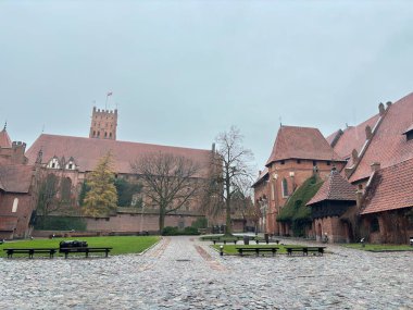 Kuzey Polonya 'daki Nogat Nehri' nde üç kale, hendek ve Gotik mimarinin yer aldığı geniş tahkim edilmiş Malbork Kalesi.
