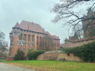 Kuzey Polonya 'daki Nogat Nehri' nde üç kale, hendek ve Gotik mimarinin yer aldığı geniş tahkim edilmiş Malbork Kalesi.