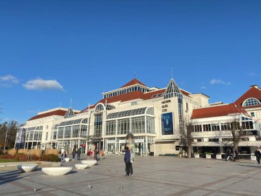 Polonya 'da Sopot. Polonya Riverası, Baltık Denizi 'nde tipik bir Polonya tatil beldesi gösteriyor.