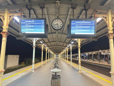 Polonya demiryolu altyapısı ve yolcu trenleri Polonya 'daki modern toplu taşımacılığı gösteriyor