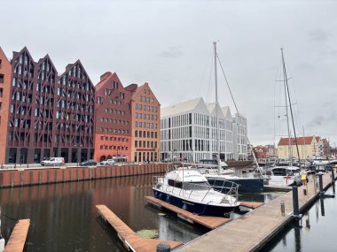 Polonya 'nın Gdansk kentindeki Motawa Nehri kıyısındaki set, tarihi depolara, yelkenli teknelere, ortaçağ vinçlerine ve Rönesans binalarına ev sahipliği yapıyor..