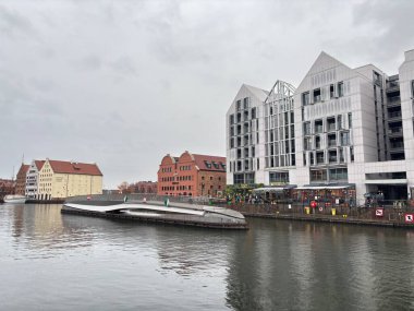 Polonya 'daki Gdansk manzarası. Mimari ve sokak manzarası ikonik Polonya binalarını gösteriyor. 
