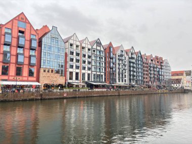Polonya 'daki Gdansk manzarası. Mimari ve sokak manzarası ikonik Polonya binalarını gösteriyor. 