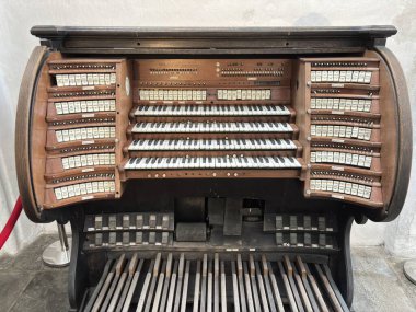 Polonya 'daki Gdansk manzarası. Mimari ve sokak manzarası ikonik Polonya binalarını gösteriyor. 