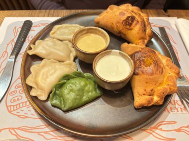 Geleneksel Polonya pierogi yemekleri