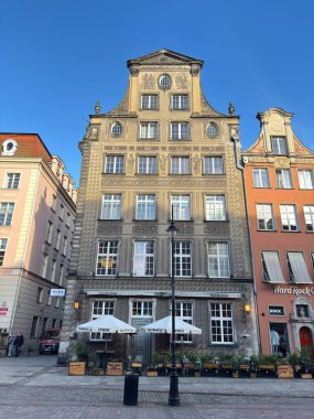 Gdansk şehir merkezi mimarisi. Binalar ve sokak manzarası