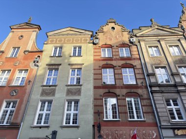 Gdansk şehir merkezi mimarisi. Binalar ve sokak manzarası