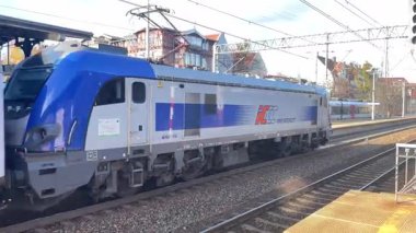 Polonya 'nın PKP yolcu trenleri Polonya' daki Gdansk Glowny ana istasyonuna girip çıkıyor, şehir merkezindeki rayları, platformları ve tarihi istasyon binalarını gösteriyor.