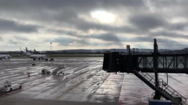 Polonya 'daki Gdansk Lech Walesa Havaalanı' nda uçak hareketlerini, terminal yapılarını ve havaalanı operasyonlarını ön planda yakalayın..