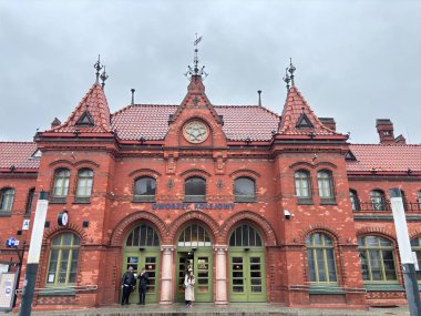 Malbork ana tren istasyonu binası. Polonya 'da bilet ofisi mimarisi