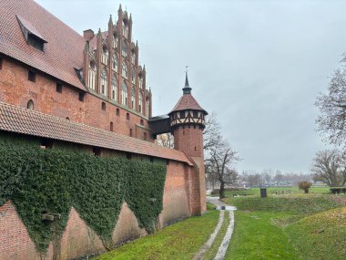 Polonya 'daki Malbork kalesi. Dünyanın en büyük şatosu. UNESCO dünya mirası sahası.