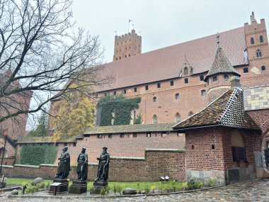 Polonya 'daki Malbork kalesi. Dünyanın en büyük şatosu. UNESCO dünya mirası sahası.