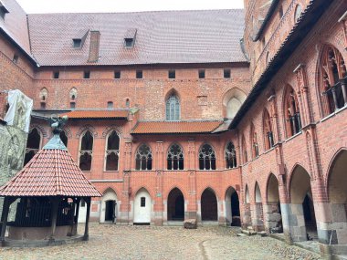 Polonya 'daki Malbork kalesi. Dünyanın en büyük şatosu. UNESCO dünya mirası sahası.