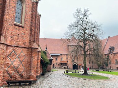 Polonya 'daki Malbork kalesi. Dünyanın en büyük şatosu. UNESCO dünya mirası sahası.