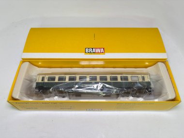 Brawa HO ölçeğinde DR Bghwe 2. Sınıf kompartıman koçu Grlitz V gövde iç tesisat ve Reko prototip deneysel boya şeması Almanya 'da üretildi..