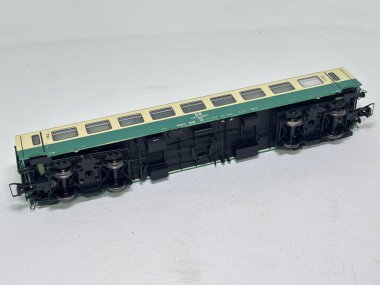 Brawa HO ölçeğinde DR Bghwe 2. Sınıf kompartıman koçu Grlitz V gövde iç tesisat ve Reko prototip deneysel boya şeması Almanya 'da üretildi..