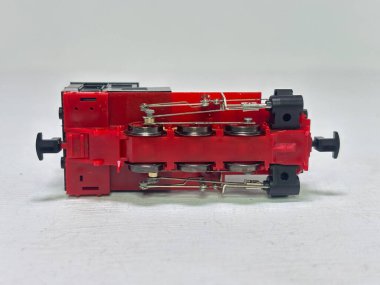 Tillig Bahn 02997 HOe ölçeği dar gösterge 0-6-0 buhar lokomotifi Alman BR99.4502 sınıfı, klasik tasarım unsurları model demiryolu meraklıları için.