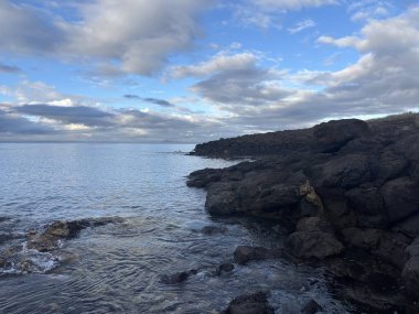 İskoçya 'daki Aberlady Körfezi' ndeki geniş kumlu sahil kum tepecikleri ve kıyıda hafif dalgalarla ovalanan ve haliçlerin üzerinde açık gökyüzü.