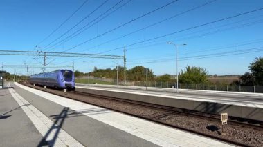 İsveç 'te bir istasyonda modern İsveç yolcu treni