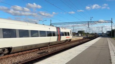 İsveç 'te bir istasyonda modern İsveç yolcu treni