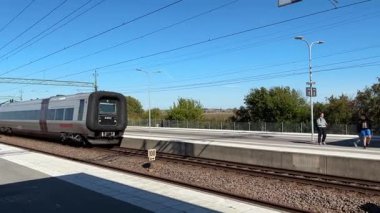 İsveç 'te bir istasyonda modern İsveç yolcu treni