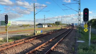 İsveç 'te bir istasyonda modern İsveç yolcu treni