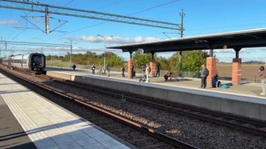 İsveç 'te bir istasyonda modern İsveç yolcu treni