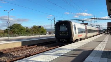 İsveç 'te bir istasyonda modern İsveç yolcu treni