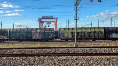 İsveç 'te bir istasyonda modern İsveç yolcu treni