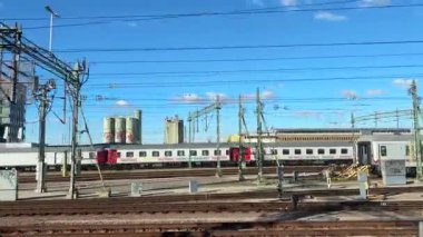 İsveç 'te bir istasyonda modern İsveç yolcu treni