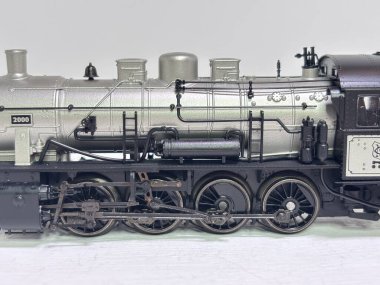 BR55 sınıfı buharlı lokomotifin HO ölçeği Mrklin 34559 model, MHI 10 yıllık gümüş ve siyah üniformalı model tren kullanımı için Almanya 'da üretildi..