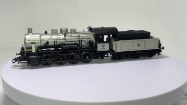 BR55 sınıfı buharlı lokomotifin HO ölçeği Mrklin 34559 model, MHI 10 yıllık gümüş ve siyah üniformalı model tren kullanımı için Almanya 'da üretildi..