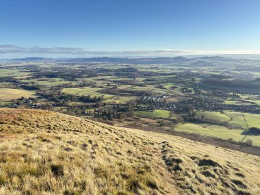Yakındaki İskoç tepelerinden Glen Devon Vadisi 'ne, Glendevon rezervuarları, kıvrımlı nehir, Ochil Hills' in çimenli yamaçları ve aydınlık bir kış sabahı ormanlık alanlarının görüntüsü..