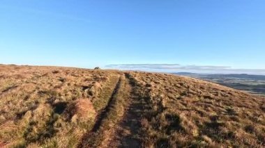 İskoçya 'nın Ochil Tepeleri' nin Glendevon bölgesinde geniş açık manzaralı dağ yürüyüşü sırasında görülen yuvarlanan tepeler ve rezervler.