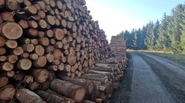 İskoçya 'nın Ochil Tepeleri' nin Glendevon bölgesinde geniş açık manzaralı dağ yürüyüşü sırasında görülen yuvarlanan tepeler ve rezervler.