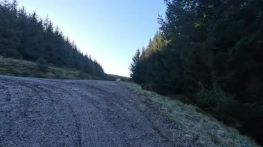 İskoçya 'nın Ochil Tepeleri' nin Glendevon bölgesinde geniş açık manzaralı dağ yürüyüşü sırasında görülen yuvarlanan tepeler ve rezervler.