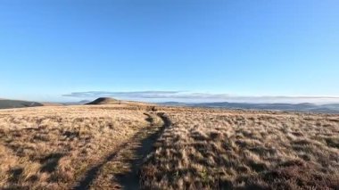 İskoçya 'nın Ochil Tepeleri' nin Glendevon bölgesinde geniş açık manzaralı dağ yürüyüşü sırasında görülen yuvarlanan tepeler ve rezervler.