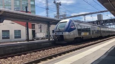 Fransa 'daki Poitiers tren istasyonunda yüksek hızlı yolcu trenleri aerodinamik tasarım, çoklu arabalar, elektrikli raylar ve komşu platformları gösteriyor..