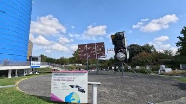 Fransa 'nın Toulouse kentindeki uzay parkı Cit de l' Espace 'de Ariane 5 roket maketi, planetaryum kubbesi ve açık gökyüzü altında açık hava sergileri yer almaktadır..