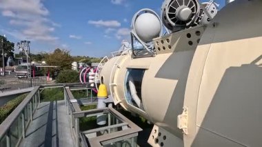 Fransa 'nın Toulouse kentindeki uzay parkı Cit de l' Espace 'de Ariane 5 roket maketi, planetaryum kubbesi ve açık gökyüzü altında açık hava sergileri yer almaktadır..