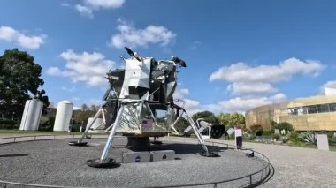 Fransa 'nın Toulouse kentindeki uzay parkı Cit de l' Espace 'de Ariane 5 roket maketi, planetaryum kubbesi ve açık gökyüzü altında açık hava sergileri yer almaktadır..