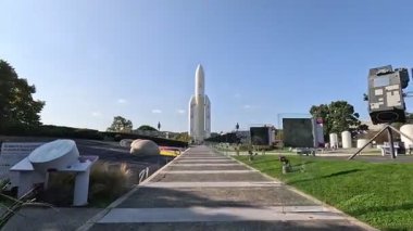 Fransa 'nın Toulouse kentindeki uzay parkı Cit de l' Espace 'de Ariane 5 roket maketi, planetaryum kubbesi ve açık gökyüzü altında açık hava sergileri yer almaktadır..
