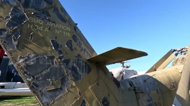 Toulouse, Fransa 'daki Ailes Anciennes Eski Kanatlar Müzesi' nin açık hava hurdalık alanındaki paslı uçak gövdeleri, kanatlar, motorlar ve kuyruk bölümleri dahil olmak üzere eski model uçakların kalıntıları soluk boya ve paslanmış metal yapılar ile Toulouse, Fransa 'daki.