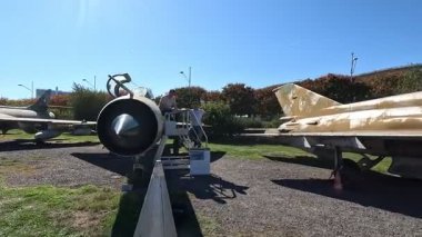 Toulouse, Fransa 'daki Ailes Anciennes Eski Kanatlar Müzesi' nin açık hava hurdalık alanındaki paslı uçak gövdeleri, kanatlar, motorlar ve kuyruk bölümleri dahil olmak üzere eski model uçakların kalıntıları soluk boya ve paslanmış metal yapılar ile Toulouse, Fransa 'daki.