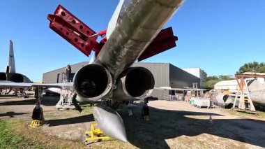 Toulouse, Fransa 'daki Ailes Anciennes Eski Kanatlar Müzesi' nin açık hava hurdalık alanındaki paslı uçak gövdeleri, kanatlar, motorlar ve kuyruk bölümleri dahil olmak üzere eski model uçakların kalıntıları soluk boya ve paslanmış metal yapılar ile Toulouse, Fransa 'daki.