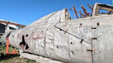 Toulouse, Fransa 'daki Ailes Anciennes Eski Kanatlar Müzesi' nin açık hava hurdalık alanındaki paslı uçak gövdeleri, kanatlar, motorlar ve kuyruk bölümleri dahil olmak üzere eski model uçakların kalıntıları soluk boya ve paslanmış metal yapılar ile Toulouse, Fransa 'daki.