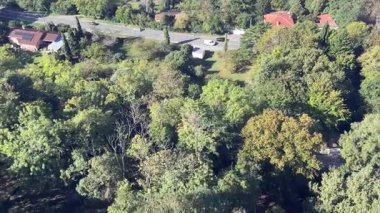 Toulouse, Fransa 'da Teleo teleferik yolculuğu, Garonne Nehri' nin panoramik manzara manzarasını, şehir bölgelerini, Pech David Hill yamaçlarını, köprüleri, parkları ve yüksek raylardan uzak şehir ufkunu gösteriyor..